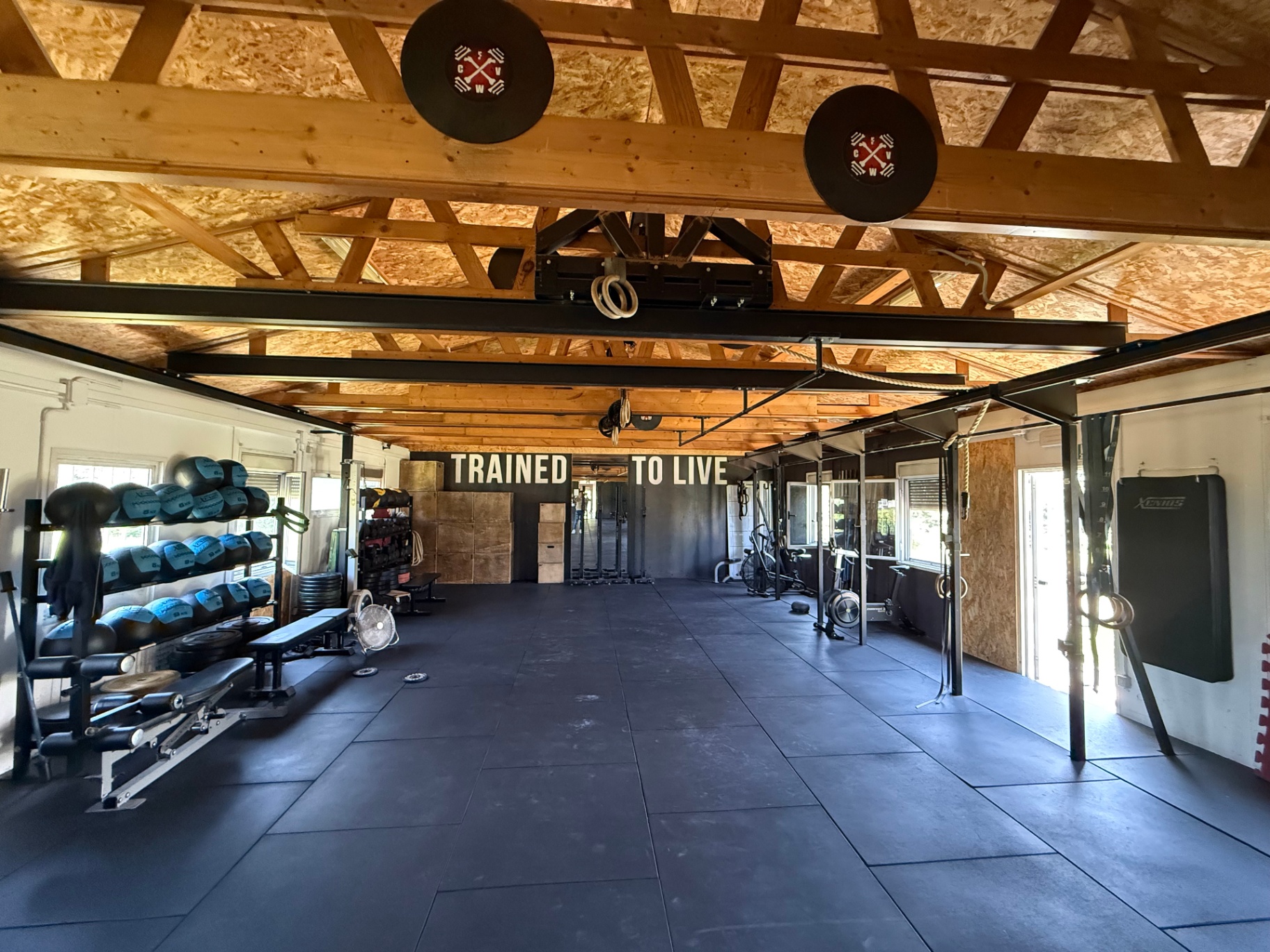 Sala classi con scritta "Trained to Live"